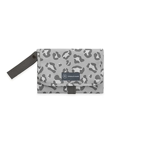 emma & noah Wickelunterlage für Unterwegs, 82x52 cm (gefaltet 25x18 cm), Abwaschbar, Wickeltasche mit Windeltasche für den Kinderwagen, Organizer für Windeln und Feuchttücher (Leo Grau)