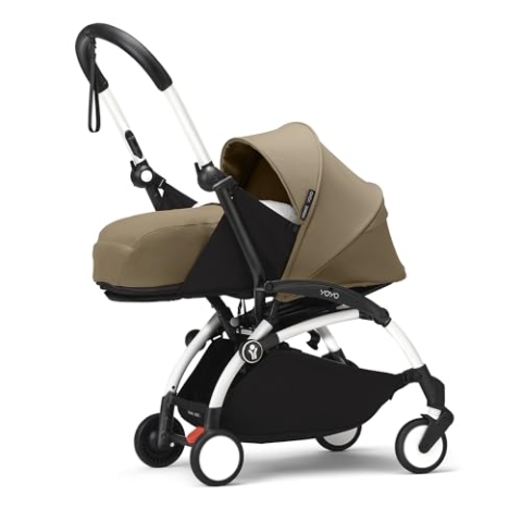 Stokke YOYO3 Gestell (Weiß) mit 0+ Neugeborenen Set (Toffee) - Inklusive Matratze, Fünfpunktgurt, ausziehbarem Verdeck, gepolsterte Schultergurte & schützende Aufbewahrungstasche