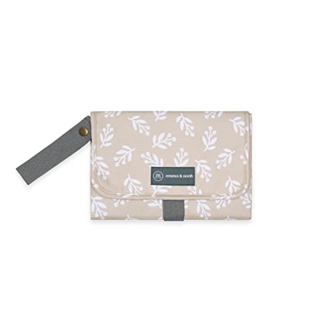emma & noah Wickelunterlage für Unterwegs, 82x52 cm (gefaltet 25x18 cm), Abwaschbar, Wickeltasche mit Windeltasche für den Kinderwagen, Organizer für Windeln und Feuchttücher (Floral Sand)