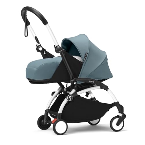 Stokke YOYO3 Gestell (Weiß) mit 0+ Neugeborenen Set (Aqua) - Inklusive Matratze, Fünfpunktgurt, ausziehbarem Verdeck, gepolsterte Schultergurte & schützende Aufbewahrungstasche