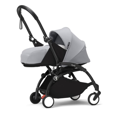 Stokke YOYO3 Gestell (Schwarz) mit 0+ Neugeborenen Set (Stone) - Inklusive Matratze, Fünfpunktgurt, ausziehbarem Verdeck, gepolsterte Schultergurte & schützende Aufbewahrungstasche
