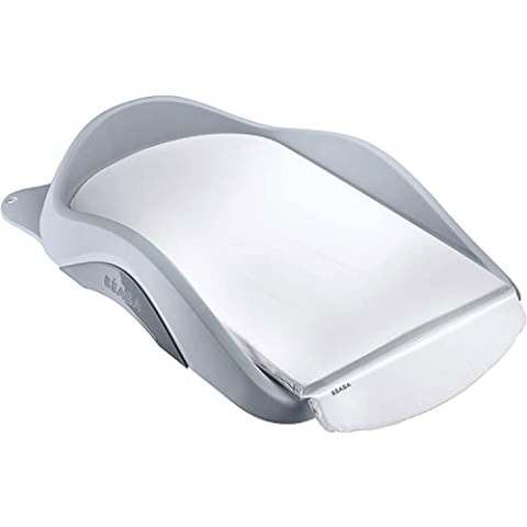 BÉABA, Baby-Wickeltisch, Leichte und Kompakte Wickelunterlage, Verstellbare Befestigung, Waschbar, Regalablagen/hohe Kanten/Saugnäpfe, Made in France - Light Mist