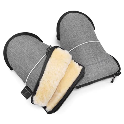 Lammfell Handwärmer von WERNER CHRIST BABY – GLOVY Handschuhe sind der ideale Kinderwagen-Muff aus medizinischem Fell, warmer universaler und wasserabweisender Handmuff, in grigio (hellgrau)
