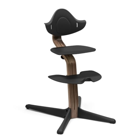 Stokke Nomi Stuhl, Walnuss/Schwarz - Inspiriert zu aktivem Sitzen - Ohne Werkzeug stufenlos verstellbar - Inklusive Fußstütze und kippsicheren Rädern - Bis 150 kg belastbar
