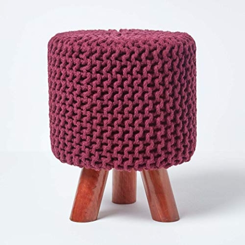 Homescapes Kleiner runder Strick Sitzhocker mit Holzbeinen, lila Fußhocker 32 x 32 x 42 cm, Strickhocker mit grob gestricktem Bezug aus 100% Baumwolle, Pflaume