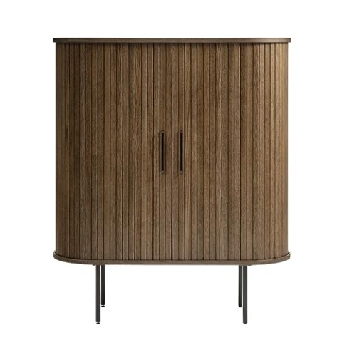 Trendstore Uriel Highboard in Lamellenoptik, Schiebetüren, moderner Retrolook, Lamellen-Design, Metallakzente, praktische Metallfüße, 2 Einlegeböden, Wohnzimmer, Lamellen Eiche Furnier Smoked