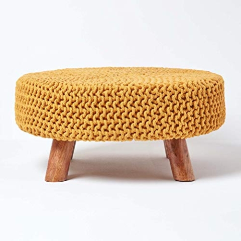 Homescapes niedriger runder Strick Sitzhocker mit Holzbeinen, Senf Fußhocker 62 x 62 x 30 cm, Strickhocker mit grob gestricktem Bezug aus 100% Baumwolle
