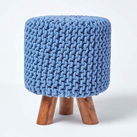 Homescapes Kleiner runder Strick Sitzhocker mit Holzbeinen, Blauer Fußhocker 32 x 32 x 42 cm, Strickhocker mit grob gestricktem Bezug aus 100% Baumwolle