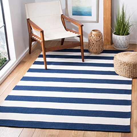 SAFAVIEH Modern Teppich für Wohnzimmer, Esszimmer, Schlafzimmer - Montauk Collection, Kurzer Flor, Marine und Elfenbein, 152 X 244 cm
