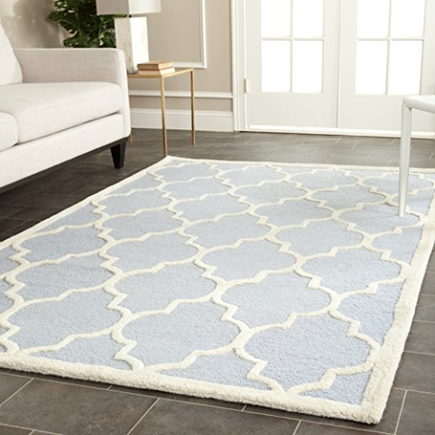 SAFAVIEH Geometrisch Teppich für Wohnzimmer, Esszimmer, Schlafzimmer - Cambridge Collection, Kurzer Flor, Hellblau und Elfenbein, 152 X 244 cm