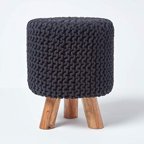 Homescapes Kleiner runder Strick Sitzhocker mit Holzbeinen, schwarzer Fußhocker 32 x 32 x 42 cm, Strickhocker mit grob gestricktem Bezug aus 100% Baumwolle