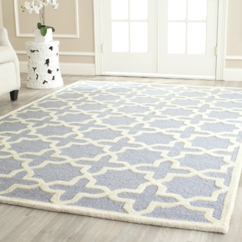 SAFAVIEH Geometrisch Teppich für Wohnzimmer, Esszimmer, Schlafzimmer - Cambridge Collection, Kurzer Flor, Hellblau und Elfenbein, 152 X 244 cm