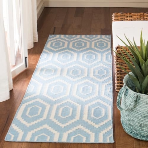 SAFAVIEH Zeitgenössische Teppich für Wohnzimmer, Esszimmer, Schlafzimmer - Dhurrie Collection, Kurzer Flor, Blau und Elfenbein, 76 X 183 cm