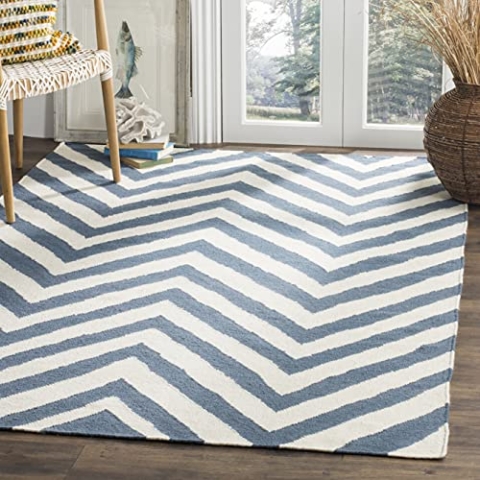 SAFAVIEH Zeitgenössische Teppich für Wohnzimmer, Esszimmer, Schlafzimmer - Dhurrie Collection, Kurzer Flor, Blau und Elfenbein, 91 X 152 cm