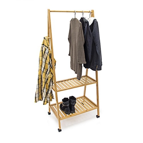 Relaxdays Kleiderständer Bambus HBT ca. 154 x 63 x 45 cm rollbarer Garderobenständer aus Bambus mit 2 Ablageflächen und 4 anstellbaren Rollen 2 Kleiderhaken und Schuhablage für Flur und Diele, natur