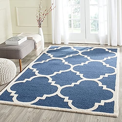 SAFAVIEH Modern Teppich für Wohnzimmer, Esszimmer, Schlafzimmer - Cambridge Collection, Kurzer Flor, Marine und Elfenbein, 152 X 244 cm