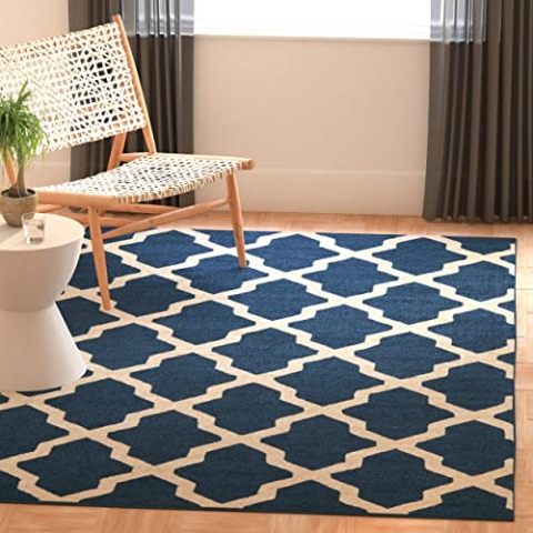 SAFAVIEH Geometrisch Teppich für Wohnzimmer, Esszimmer, Schlafzimmer - Cambridge Collection, Kurzer Flor, Marineblau und Elfenbein, 152 X 244 cm