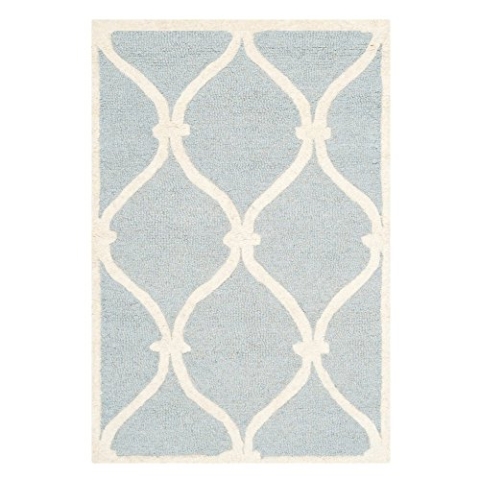 SAFAVIEH Modern Teppich für Wohnzimmer, Esszimmer, Schlafzimmer - Cambridge Collection, Kurzer Flor, Blau und Elfenbein, 152 X 244 cm