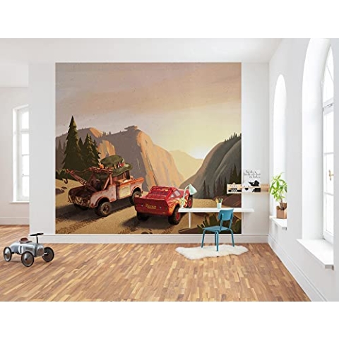 Komar Disney Vlies Fototapete - Cars Sundown - Größe: 300 x 280 cm (Breite x Höhe) - Kinderzimmer, Wandtapete, Berge, Autos - IADX6-032