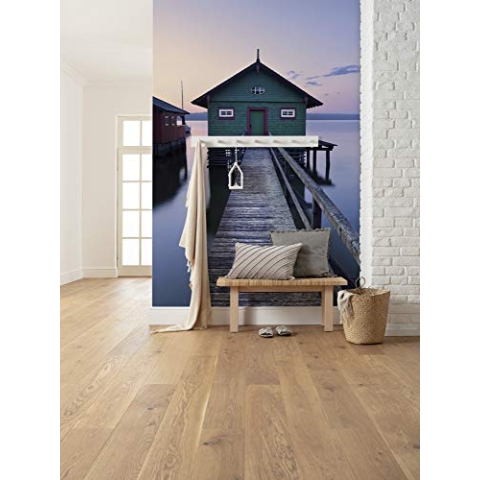 Komar Vlies Fototapete DAS GRÜNE BOOTSHAUS | Tapete, XXL, Dekoration, Natur, Landschaft, Schlafzimmer, Wohnzimmer, Büro, Flur | Größe 200 x 280 cm (Breite x Höhe) | SHX4-019