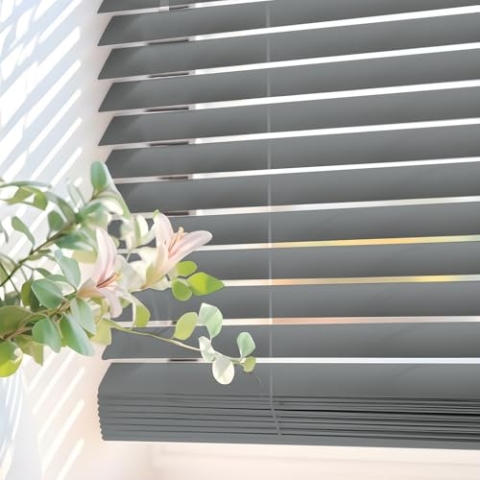 PVC/Kunststoff-Jalousie für Fenster mit selbstsichernder Schnur, verdeckten Halterungen und einfacher Wand- oder Deckenmontage. Jalousien und Rollos STORESDECO PVC Grau 150x160 cm (BxH)