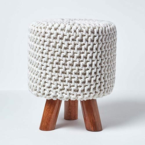 Homescapes Kleiner runder Strick Sitzhocker mit Holzbeinen, weißer Fußhocker 32 x 32 x 42 cm, Strickhocker mit grob gestricktem Bezug aus 100% Baumwolle, Natur