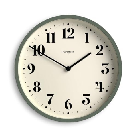 NEWGATE® Moderne Wanduhr mit Ziffer Vier – kleine Wanduhren – runde Uhr – Küchenuhr – Uhren für Wohnzimmer – Bürouhr – zeitgenössisches Gehäuse – minimalistisches Zifferblatt (Asparagusgrün)