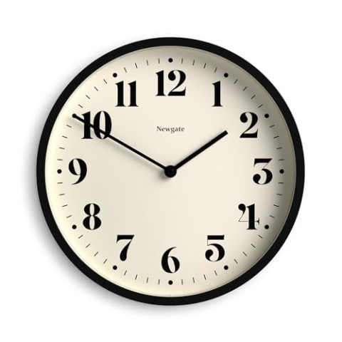 NEWGATE® Moderne Wanduhr mit Nummer Vier – kleine runde Küchenuhr für Wohnzimmer und Büro – zeitgenössisches Gehäuse mit minimalistischem Zifferblatt (schwarz)