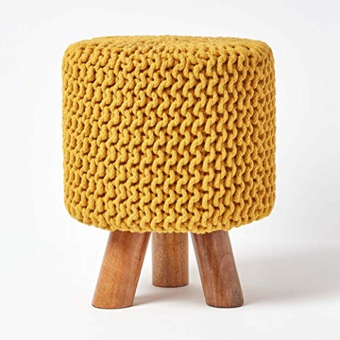 HOMESCAPES kleiner runder Strick Sitzhocker mit Holzbeinen, senf Fußhocker 32 x 32 x 42 cm, Strickhocker mit grob gestricktem Bezug aus 100% Baumwolle