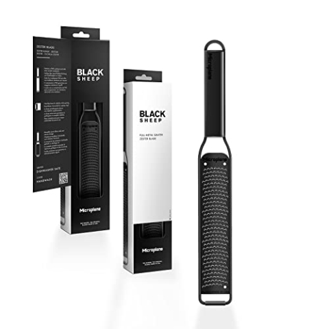 Microplane Zester Küchenreibe mit Edelstahlklinge Made in USA für Zitrusfrüchte, Parmesan, Ingwer, Schokolade & Muskatnuss aus der Black Sheep Serie