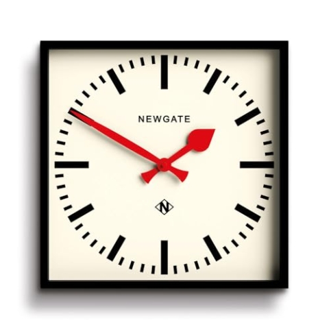 NEWGATE® Number Five Railway Wanduhr - Quadratische Uhr - Küchenuhr - Bürouhr - Retro-Uhr - Designer-Uhr - Bahnhofsuhr - Zifferblatt mit Markierungen (Rote Zeiger)