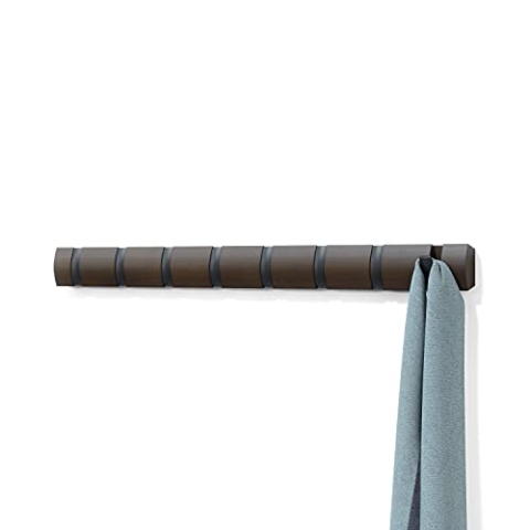 Umbra Flip 8 Garderobenhaken – Moderne, Schlichte und Platzsparende Garderobenleiste mit 8 Beweglichen Haken für Jacken, Mäntel, Schals, Handtaschen und Mehr, Schwarz / Braun