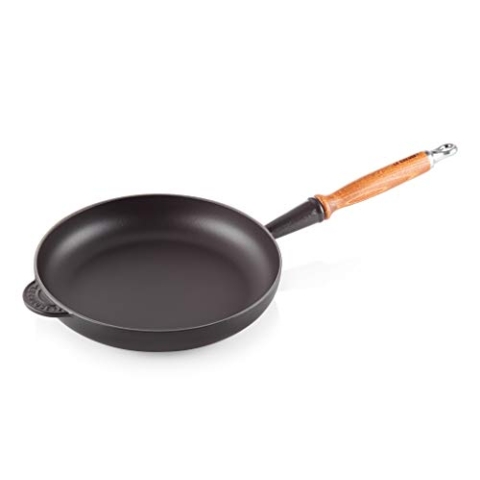 Le Creuset Gusseisen-Bratpfanne mit Holzgriff, Rund, Ø 26 cm, Für alle Herdarten inkl. Induktion geeignet, 2,97 kg, Schwarz