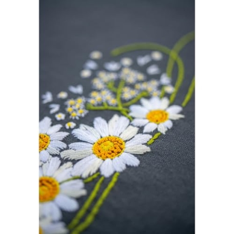 Vervaco Stickpackung Tischdecke Sticken Set Erwachsene Vorgedruckt Gänseblümchen Stickdecken Vorgezeichnet Decke Sticken Stickpackung Plattstich 80 x 80 cm Stoff zum Sticken Kreatives Geschenk