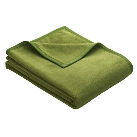 Ibena Berlin Wolldecke 150x200 cm - Premium Kuscheldecke grün, hochwertige Markenqualität aus pflegeleichter Baumwollmischung mit eingenähtem Kunstlederpatch