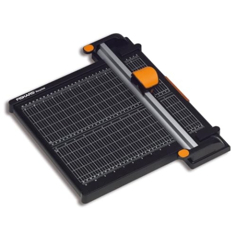 Fiskars Recycelte Titanium Papierschneidemaschine, Ø 45 mm, A4, Schwarz/Orange, 1004640