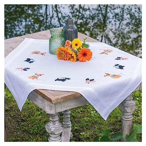 Vervaco Stickpackung Tischdecke Sticken Set Erwachsene Vorgedruckt Hündchen Stickdecken Vorgezeichnet Decke Sticken Stickpackung Plattstich 80 x 80 cm Stoff zum Sticken Kreatives Geschenk