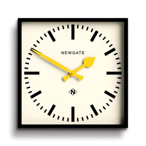 NEWGATE® Number Five Railway Wanduhr - Quadratische Uhr - Küchenuhr - Bürouhr - Retro-Uhr - Designer-Uhr - Bahnhofsuhr - Zifferblatt mit Markierungen (Gelbe Zeiger)