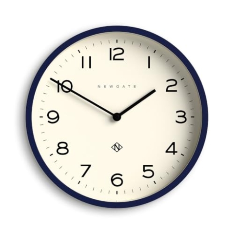 NEWGATE® Number Four Echo Wanduhr | Moderne runde Uhr | 30 cm | Mitternachtsblau | Gut lesbare Zahlen | Ideal für Küche, Wohnzimmer oder Büro