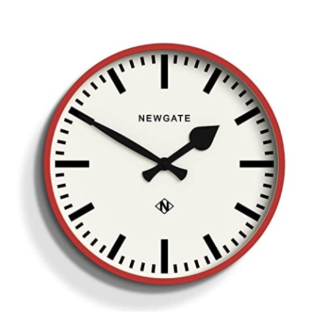 NEWGATE® Number Three Eisenbahn Wanduhr – Runde Uhr – Küchenuhr – Uhren für Wohnzimmer – Bürouhr – Modernes Gehäuse – Markierungszifferblatt – Bahnhofsuhr (Feuerwehrrot)