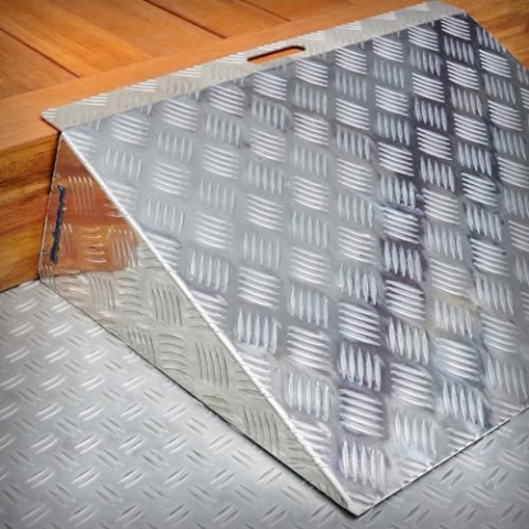 Datona Türschwellenrampe Lang - Aluminium, 15-20 cm Höhe, 60 cm Länge, 73 cm Breite, 300 kg Tragfähigkeit, Silber