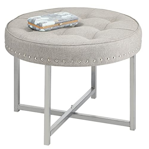 mDesign Sitzhocker – runder Polsterhocker aus Metall und Polyester mit moderner Nietenverzierung – gepolsterter Hocker für Flur, Schlafzimmer und andere Räume – hellgrau und silberfarben