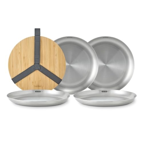 BLACK + BLUM Edelstahl Teller Set 4-teilig | Ø 26,5 cm | Camping Geschirr Set 4 Personen inkl. Bambusbrett und Gurt | Leichte & Stapelbare Camping Teller | Spülmaschinengeeignete Outdoor Teller