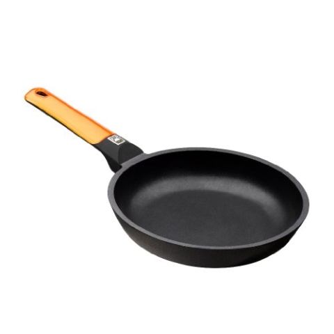 BRA Efficient Orange | Bratpfanne 28 cm, Aluminiumguss mit Platinum Plus-Antihaftbeschichtung, flach, für alle Herdarten einschließlich Induktion geeignet, PFOA-frei, Farbe Schwarz und Orange
