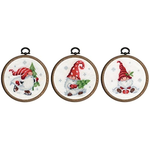 Vervaco Gezählter Kreuzstich Stickpackungen DIY Stickbilder Weihnachtsgnome 3er Wanddekoration Handarbeit Set für Erwachsene Zählmusterpackung ca. 10 x 10 cm Kreuzstichbilder Set Hausdeko