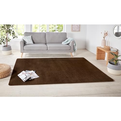 Hanse Home Nasty Teppich – Wohnzimmerteppich Flauschiger Kurzflor Einfarbig Unifarben für Esszimmer, Wohnzimmer, Kinderzimmer, Flur, Schlafzimmer, Küche – Uni Braun, 140x200cm