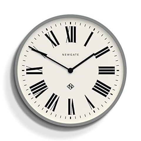 NEWGATE® Italienische Wanduhr mit der Zahl DREI – Runde Uhr – Römische Ziffern – Bahnhofsuhr (Grau).
