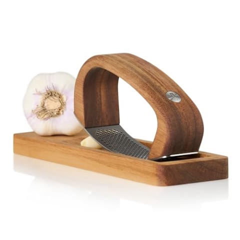 AdHoc GC01 innovative Knoblauchpresse mit Schneidbrett RoccaAlio | edles Akazienholz und lasergeschnittene Edelstahlklinge | Knoblauchschneider modern und ergonomisch in der Anwendung