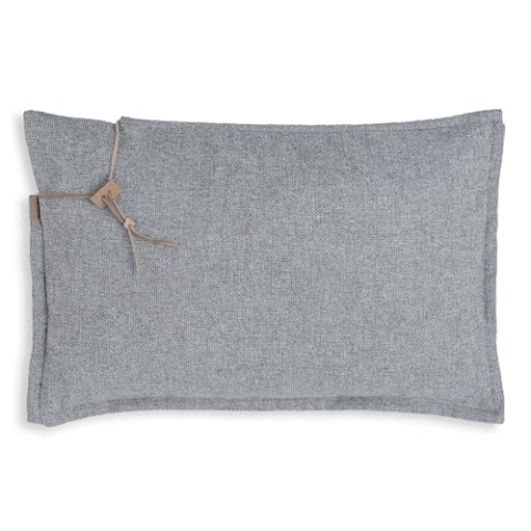 KNIT FACTORY - Imre Kissen - Modernes Dekokissen mit feinmaschigen Strickmotiv - Kissenhülle mit Kissenfüllung - Rechteckige Sofakissen - 60x40 - Grau