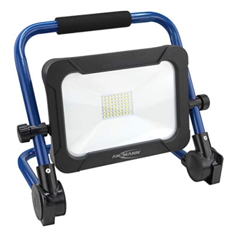 ANSMANN Akku Baustrahler LED 30W – Arbeitsstrahler mit drei Leuchtstufen und farbechter Wiedergabe CRI >80, aufladbare Arbeitsleuchte IP54 wetterfest, Standfuß mit Stativ Montagevorrichtung